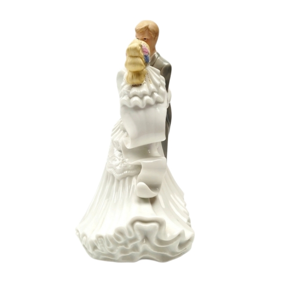 Porcelain Bride & Groom First Dance Musicial Figurine / Plays the Wedding March - Picture 4 of 7